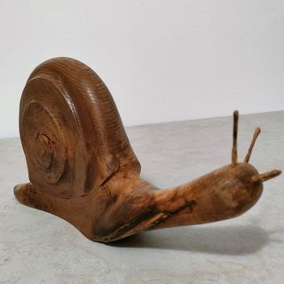 Soprammobile in legno LUMACA lavorata a mano