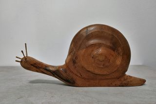 Soprammobile in legno LUMACA lavorata a mano