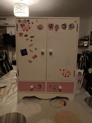 Armario muñecas madera Nenuco