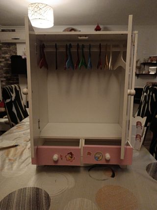 Armario muñecas madera Nenuco