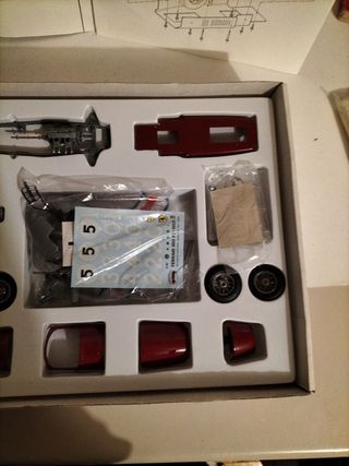 Coche a escala antiguo para montar