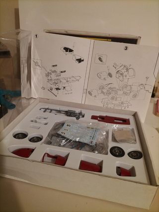 Coche a escala antiguo para montar