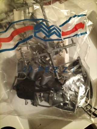 Coche a escala antiguo para montar