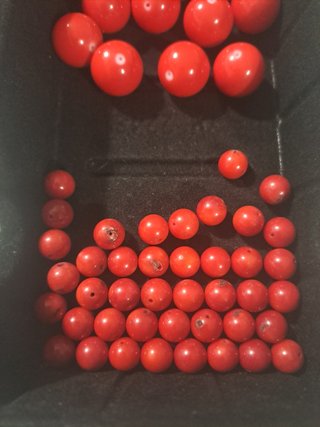 Perline sferiche in pasta di corallo