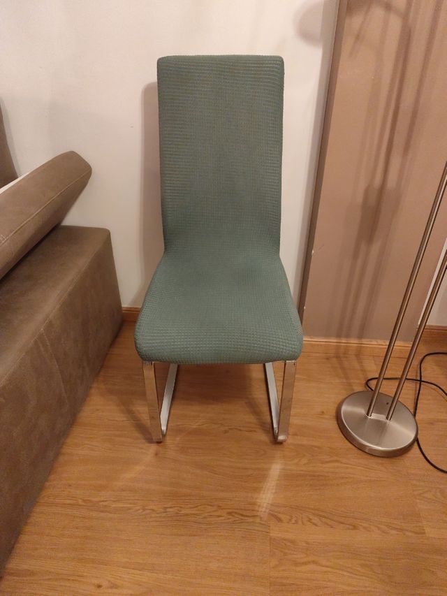 Sillas blancas salón