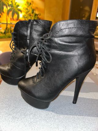Botines negros 38 con plataforma 4cm tacon 14cm.