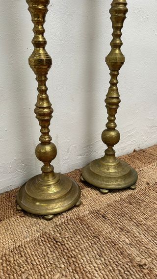 Pareja de hachones en bronce con detalles