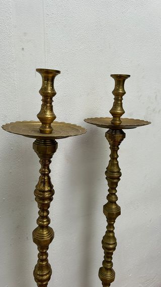 Pareja de hachones en bronce con detalles