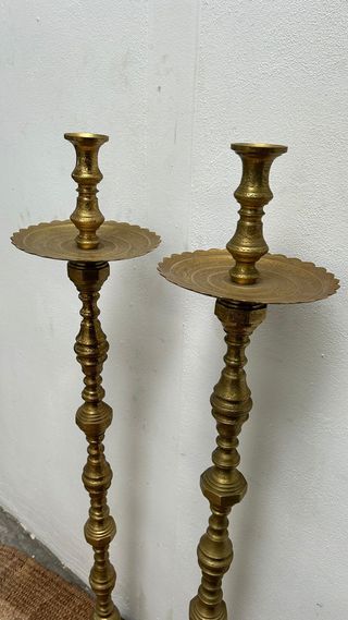 Pareja de hachones en bronce con detalles