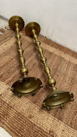 Pareja de hachones en bronce con detalles