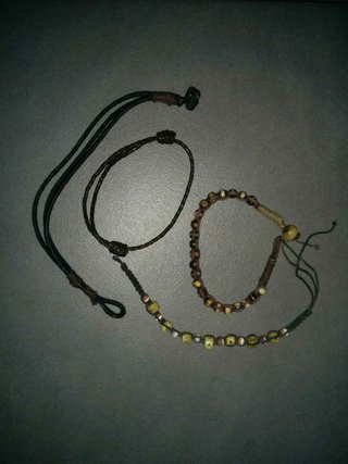 4x pulseras de cuerda con abalorios y demás