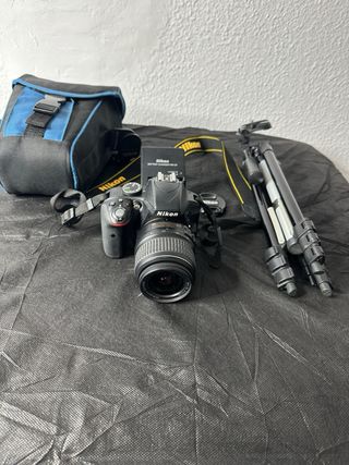 Cámara Nikon D3300 con funda y trípode