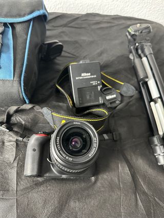 Cámara Nikon D3300 con funda y trípode