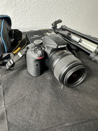Cámara Nikon D3300 con funda y trípode