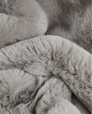 Manta pelo Zara Home terciopelo gris
