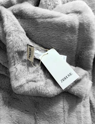 Manta pelo Zara Home terciopelo gris