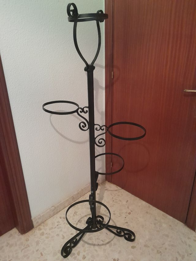 Macetero,  pie de forja.