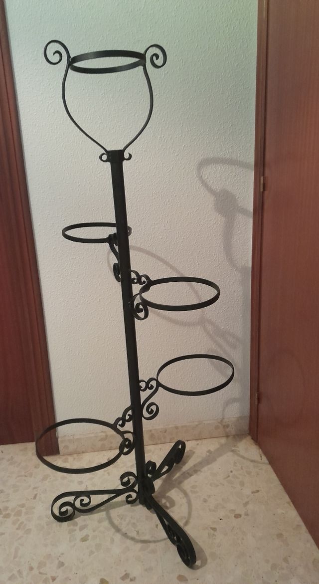 Macetero,  pie de forja.