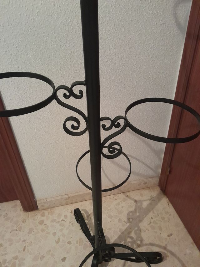 Macetero,  pie de forja.