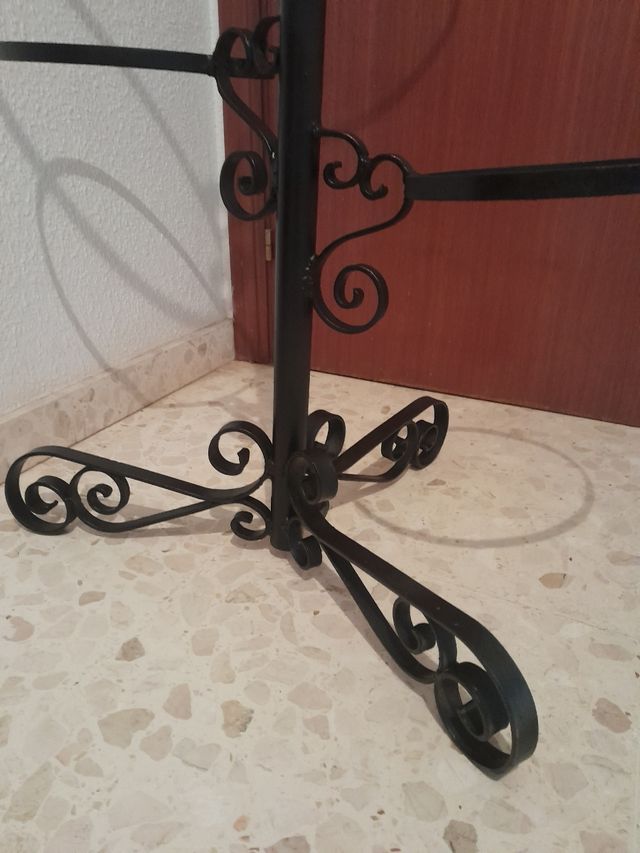 Macetero,  pie de forja.