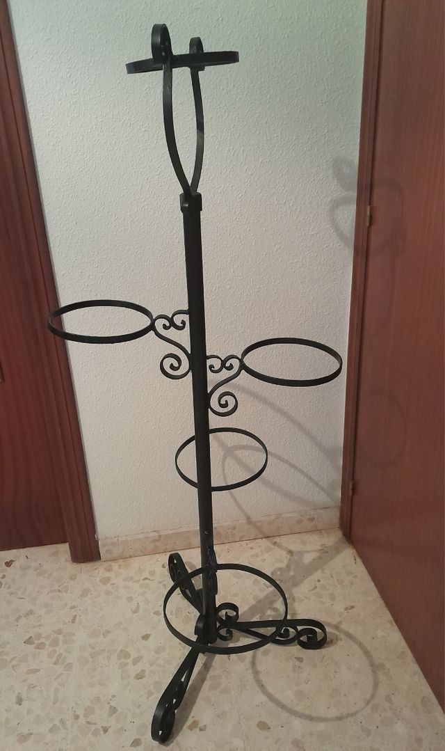 Macetero,  pie de forja.