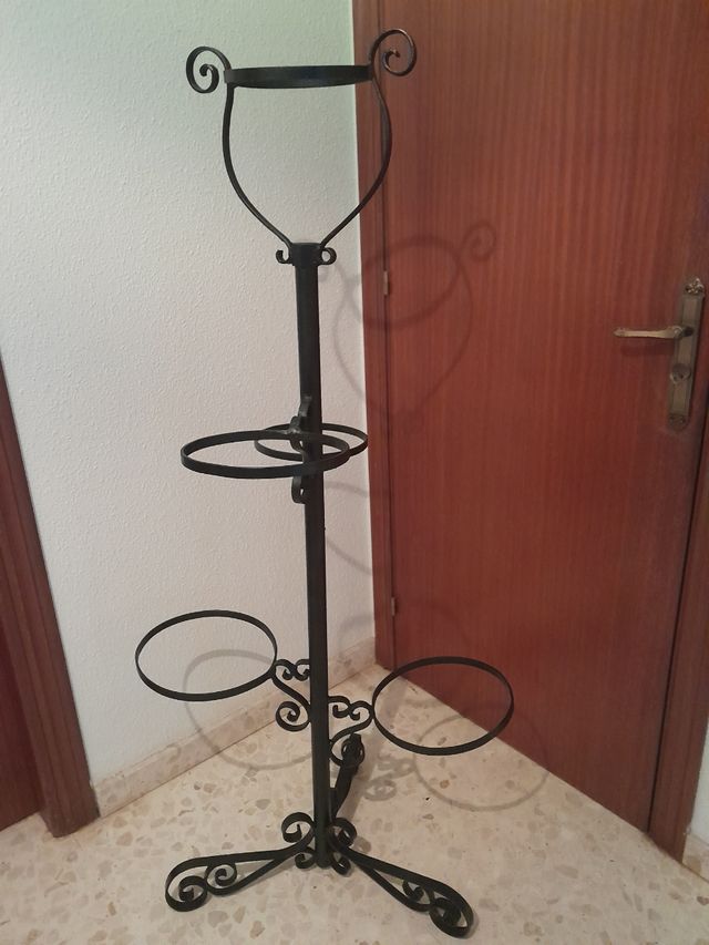 Macetero,  pie de forja.