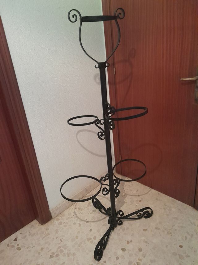 Macetero,  pie de forja.