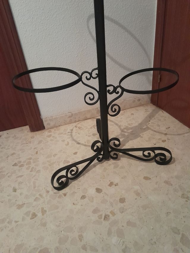 Macetero,  pie de forja.