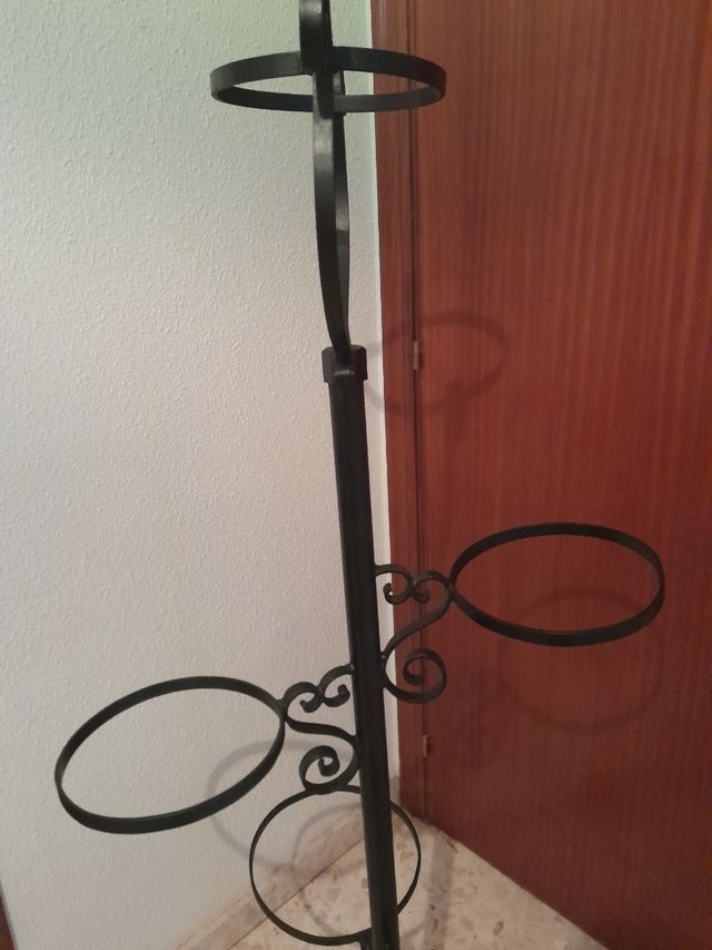 Macetero,  pie de forja.