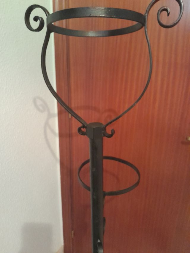 Macetero,  pie de forja.