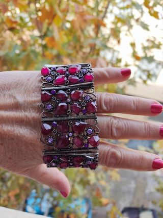 Pulsera con pedrería.