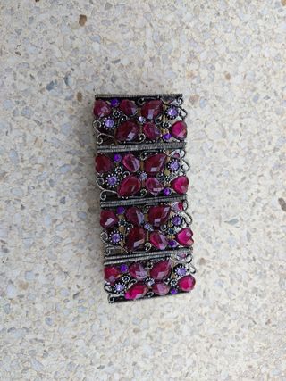 Pulsera con pedrería.