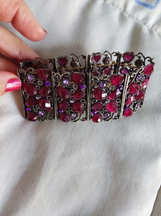 Pulsera con pedrería.
