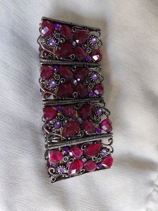Pulsera con pedrería.