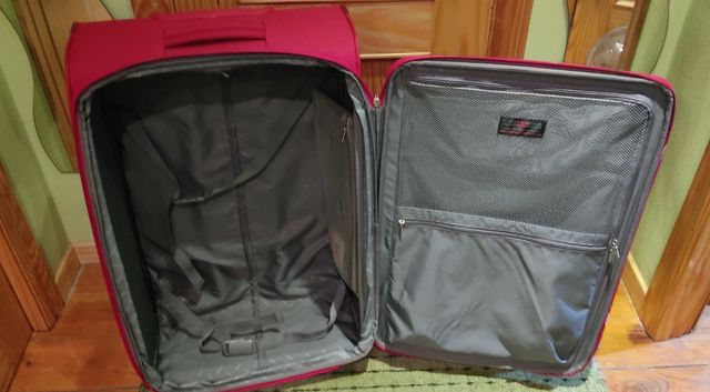 Maleta grande Roncato con ruedas.