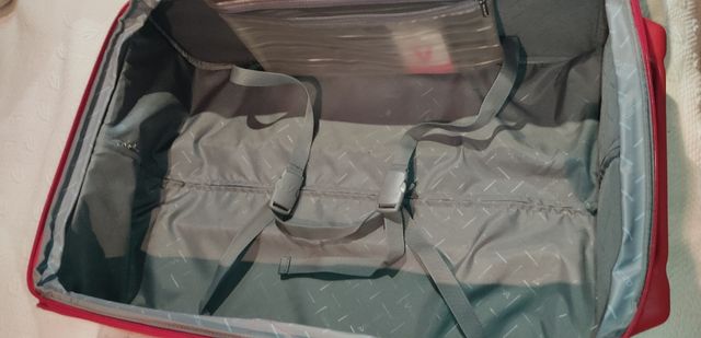 Maleta grande Roncato con ruedas.