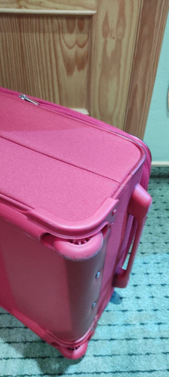 Maleta grande Roncato con ruedas.