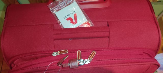 Maleta grande Roncato con ruedas.