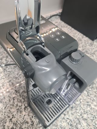 Cafetera Nespresso Delonghi Lattissima