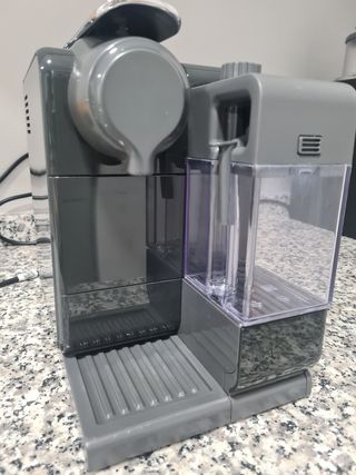 Cafetera Nespresso Delonghi Lattissima