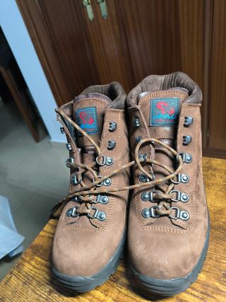 Botas unisex fabricada en piel Nobuck para montaña