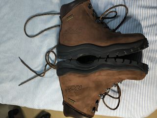 Botas unisex fabricada en piel Nobuck para montaña