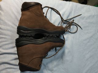Botas unisex fabricada en piel Nobuck para montaña