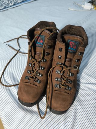 Botas unisex fabricada en piel Nobuck para montaña