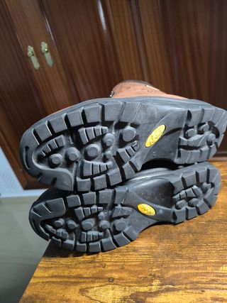 Botas unisex fabricada en piel Nobuck para montaña