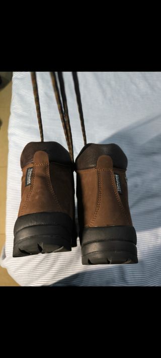 Botas unisex fabricada en piel Nobuck para montaña