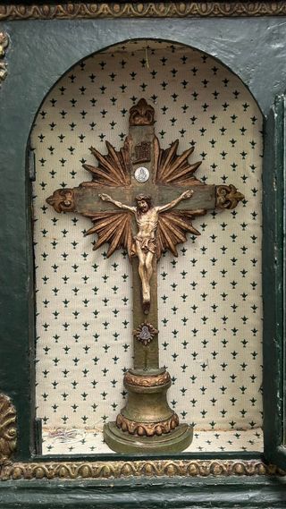 Capilla con cruz en madera y Cristo de plomo