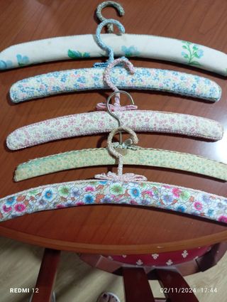 Lote de perchas vintage