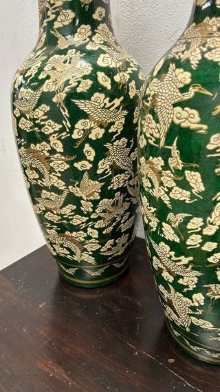 Pareja de jarrones con motivos orientales
