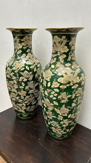 Pareja de jarrones con motivos orientales